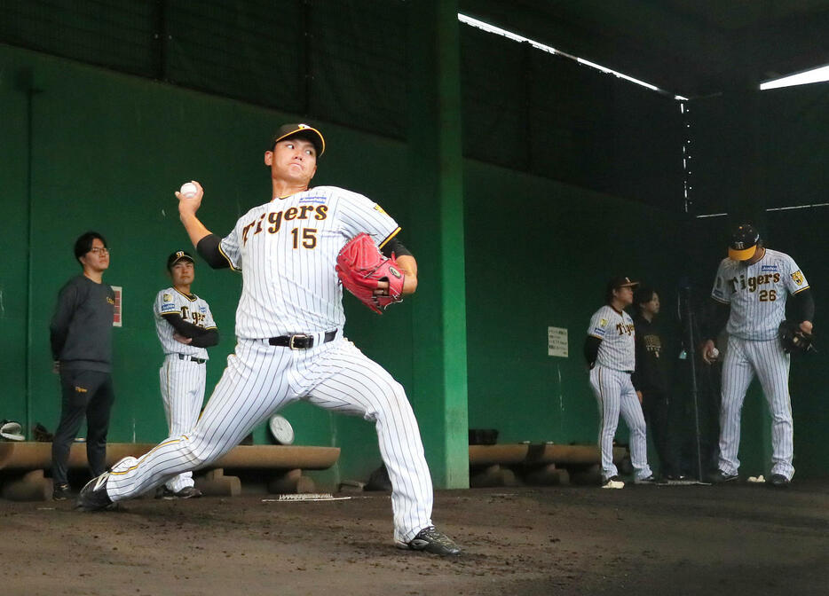 ブルペンで投球する阪神西純（撮影・上山淳一）