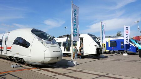 欧州鉄道メーカーの新型車両たち。手前からシーメンスのエジプト向け「ヴェラロ」と近郊車両「ミレオ・スマート」、アルストムの2階建て電車「コラディアMAX」（撮影：橋爪智之）