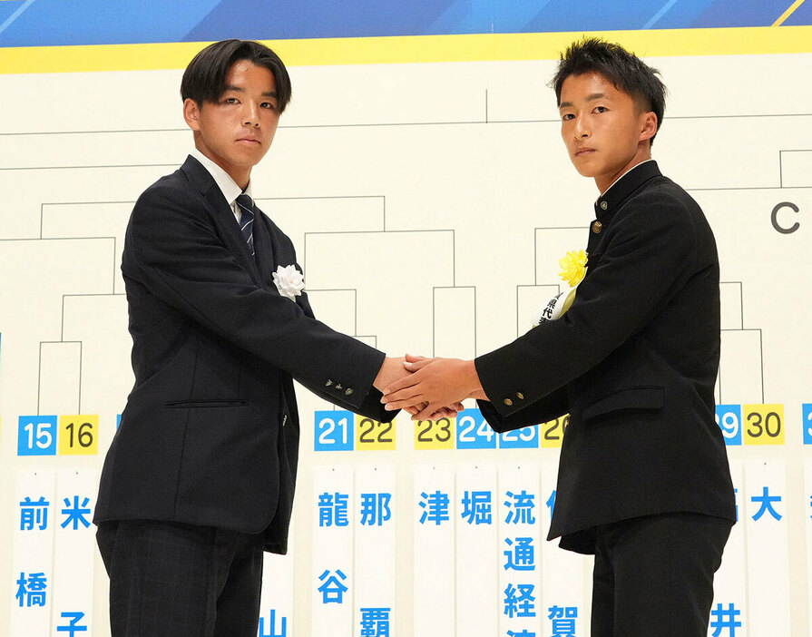 対戦が決まり、握手する東海大相模・長井（左）と草津東・上原（日本テレビ提供）