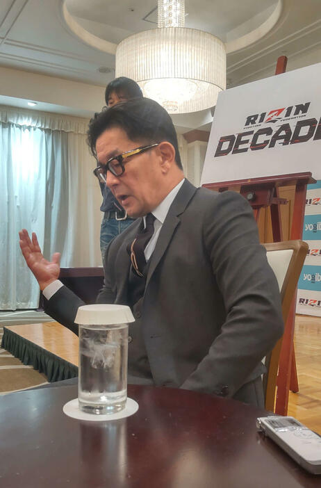 記者の囲み取材に応じるRIZIN FF榊原信行CEO