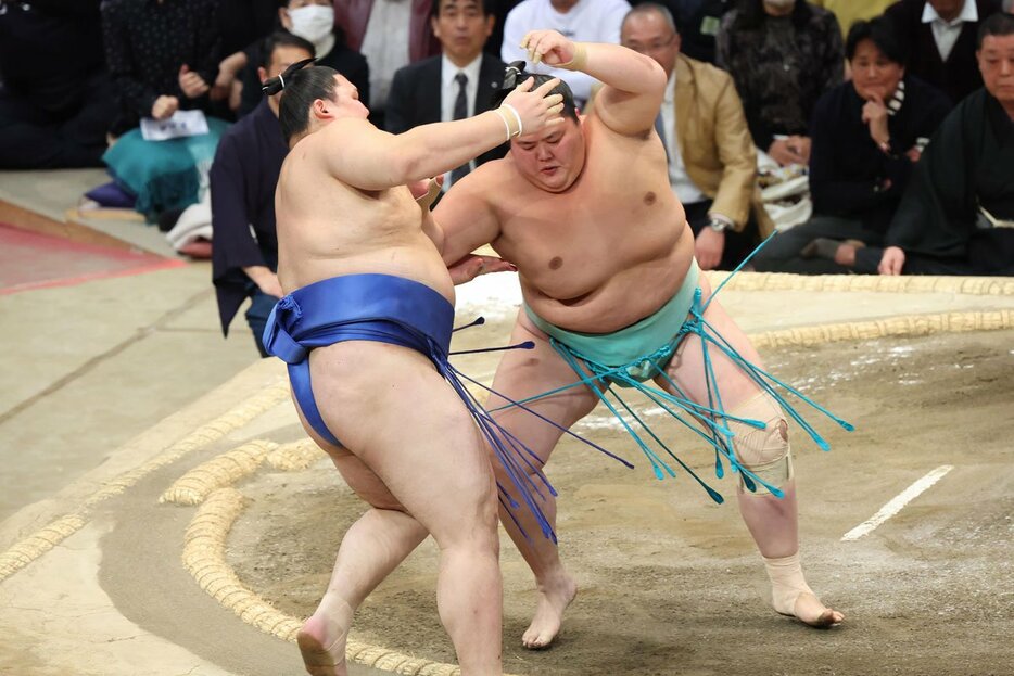 大の里(左)を上手投げで下した琴桜