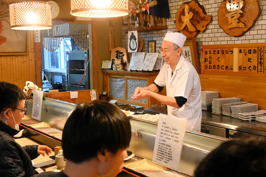 最後の営業となった17日、客との別れを惜しむ大豊寿司の鈴木さん（奥）