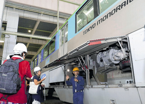 ツアーには、東京モノレールの車両基地見学も組み込まれた（東京都大田区で）