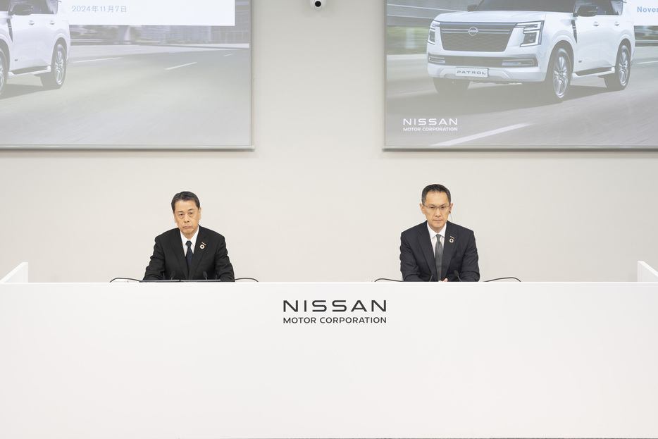 2024年度の上期決算発表を行った日産自動車の内田 誠社長（写真左）とスティーブン・マー執行役最高財務責任者（同右）。立て直しに向けて生産能力を全世界で20％削減し、9000人の人員削減を行う方針も明らかにした。