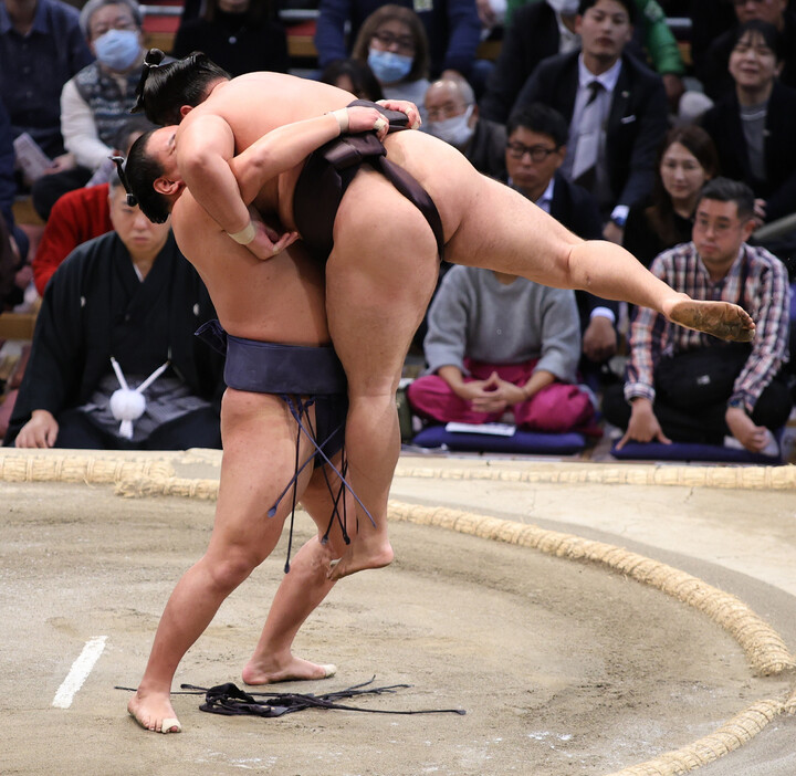 大相撲九州場所１４日目。豊昇龍（左）は霧島をつり出しで下し、１敗を守る＝２３日、福岡国際センター