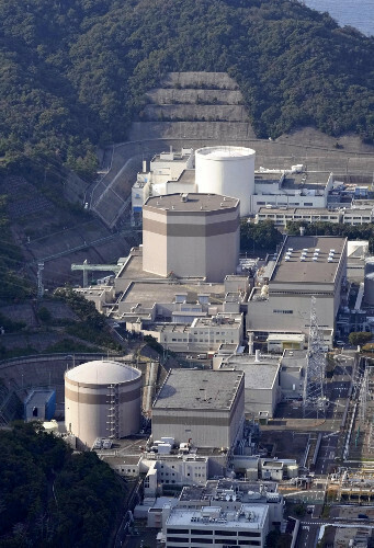 敦賀原子力発電所２号機（手前から２番目、２０２３年撮影、読売ヘリから）＝前田尚紀撮影　