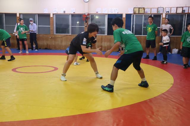 串間市の子どもたちとスパーリングを行う藤波朱里選手（左）