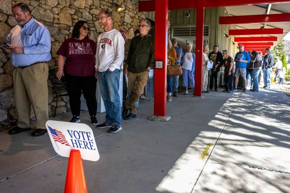 米大統領選の期日前投票所で列に並ぶ有権者