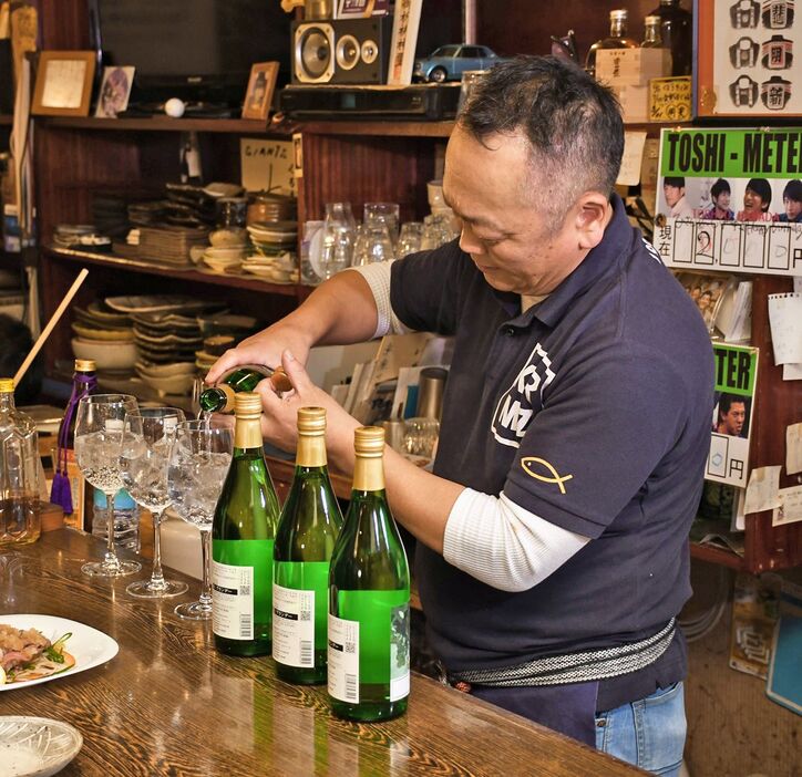 下北ブランデーの炭酸割りを作るくるまざ店主の工藤卓三さん＝25日、むつ市