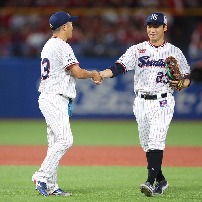 青木の引退試合での登板を終えた石川[左]に青木はセンターから駆け寄って握手を交わした