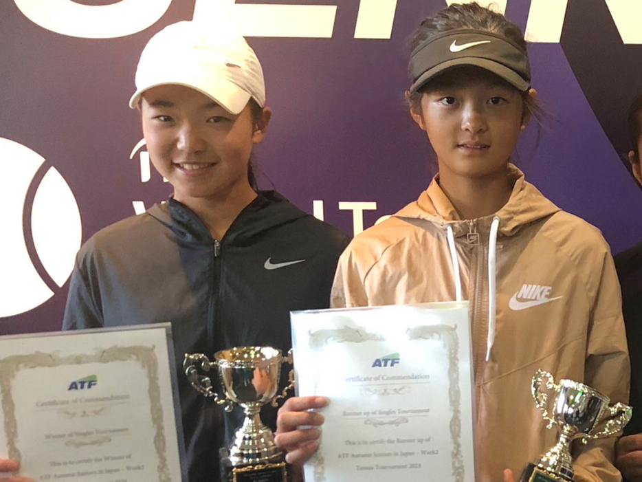 「ATF Autumn Juniors in Japan - week2」（山梨・クラブヴェルデ）の女子シングルスで優勝を飾った佐藤実莉（ESSC／左）と準優勝のザン・イライ（中国）（写真提供◎SPORTS SUNRISE .COM）