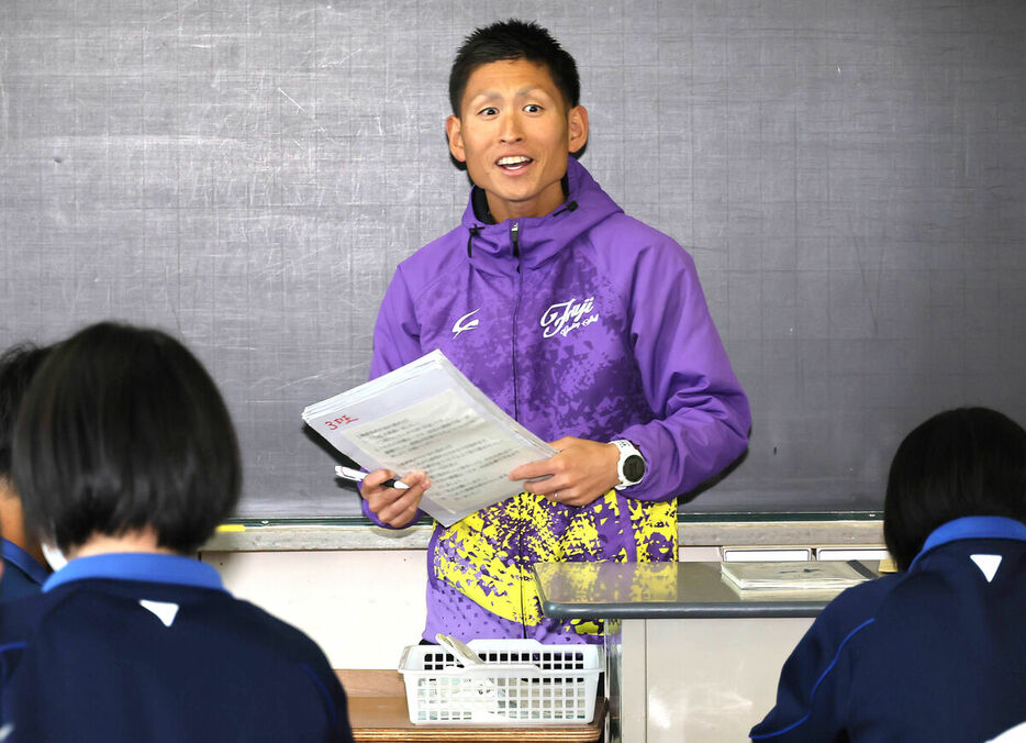 ２年１組の担任として教壇に立つ今井先生（カメラ・佐々木　清勝）