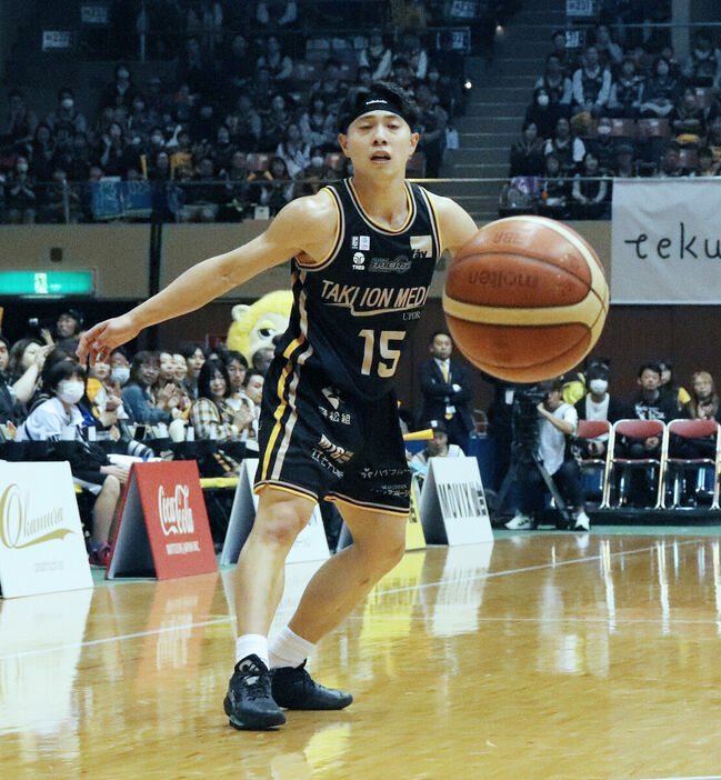 前方へパスを出す仙台８９ERSの渡辺翔太（カメラ・岩崎敦）