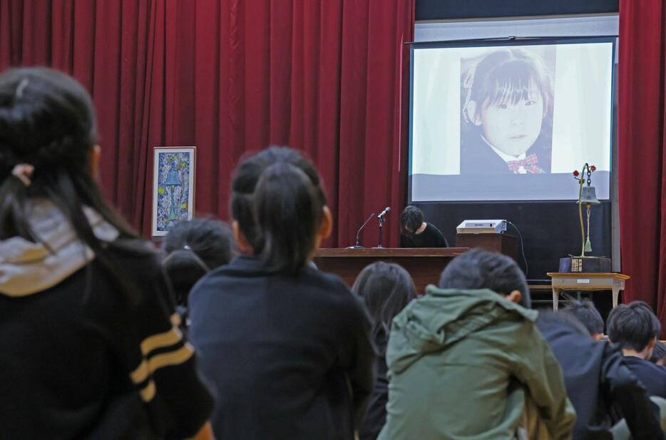 奈良市の小学１年有山楓さんが下校途中に誘拐され、殺害された事件は１７日で発生から２０年。楓さんが通っていた同市立富雄北小学校では１５日に全校集会が開かれ、本人の写真がスクリーンに映し出された＝代表撮影