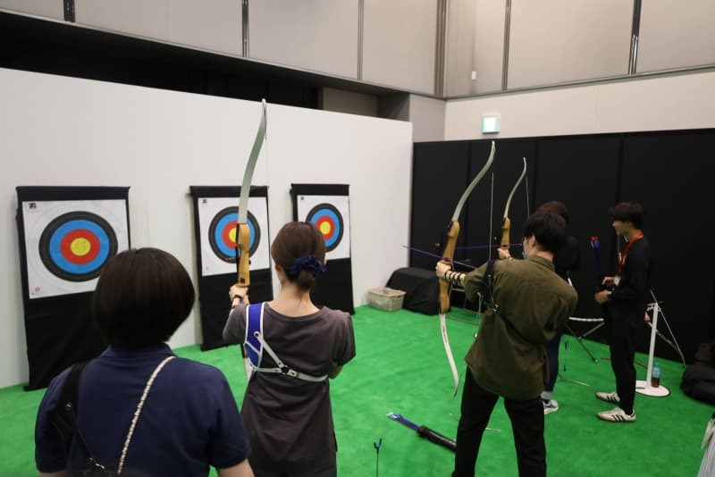 パラアーチェリーの競技体験の様子＝９月２２日、東京・秋葉原