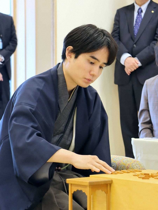 竜王戦第4局に臨む佐々木勇気八段（日本将棋連盟提供）