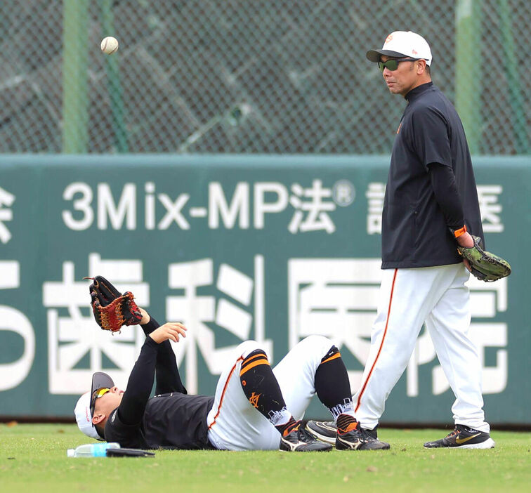 阿部監督（右）が見守る中、あおむけになりボールを上に投げる練習をする浅野（カメラ・宮崎　亮太）