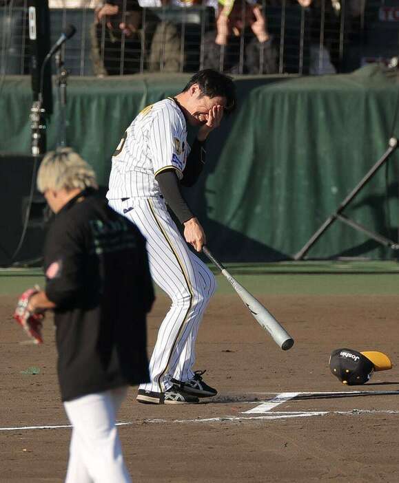 阪神ファン感謝デーで負傷した阪神・近本光司　＝甲子園球場（撮影・根本成）