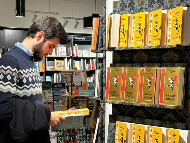 ロンドン中心部の書店で日本の本を手に取る人