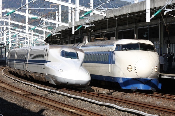 東海道新幹線のN700系（左）と0系新幹線電車（画像：PIXTA）。