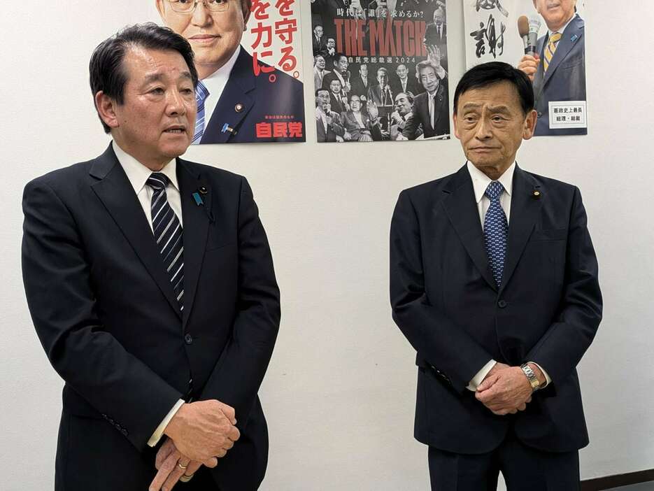 自民党兵庫県連の末松信介会長（右）と黒川治幹事長＝１日夜、神戸市中央区