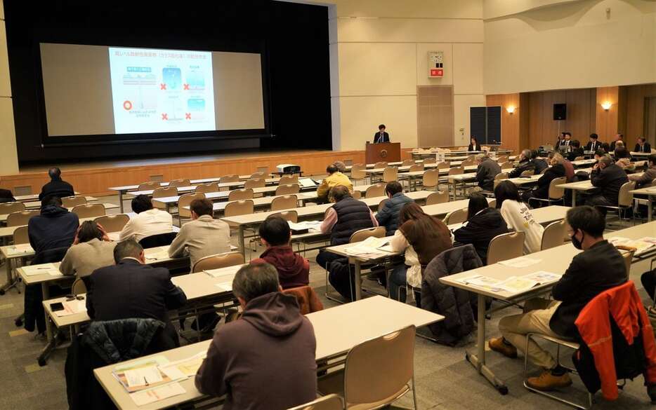 初めて開催された文献調査報告書説明会＝30日午後、北海道寿都町（坂本隆浩撮影）