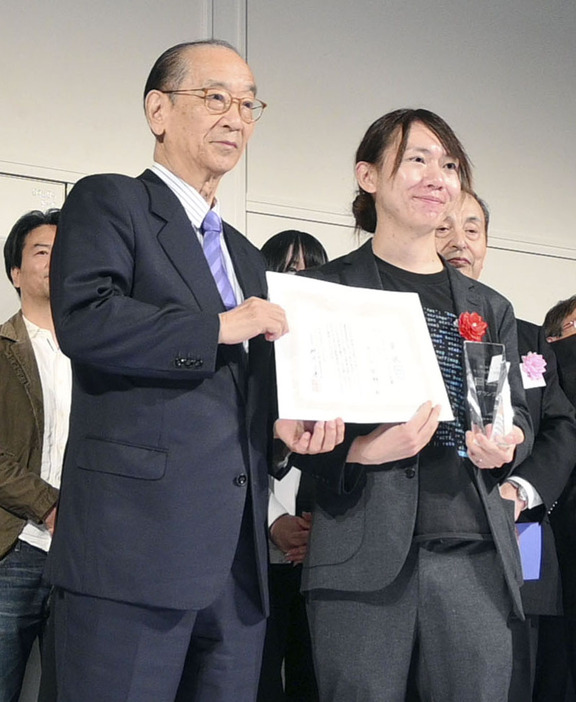 「マニフェスト大賞」のグランプリに選ばれたSF作家の安野貴博氏（右）と審査委員長の北川正恭氏＝15日午後、東京都港区