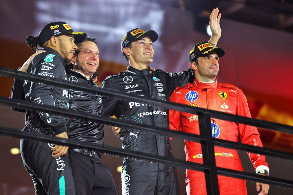 2024年F1第22戦ラスベガスGP表彰式　優勝ジョージ・ラッセル（メルセデス）、2位ルイス・ハミルトン（メルセデス）、3位カルロス・サインツ（フェラーリ）