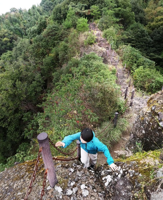 両脇に断崖が迫る尾根をつたい座禅岩へ向かう