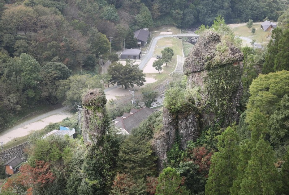 男岩(左端)や地蔵岩などの奇岩群