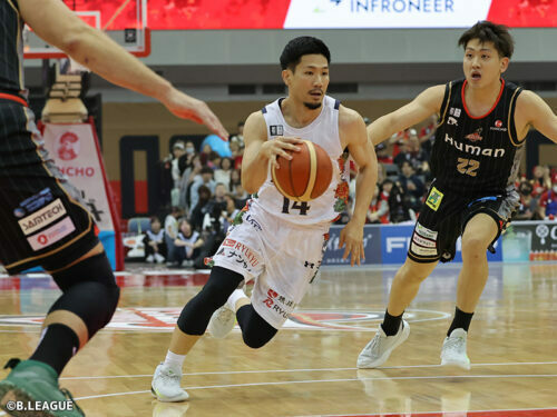 代名詞の3ポイントを次々と沈めた岸本（中央）［写真］＝B.LEAGUE