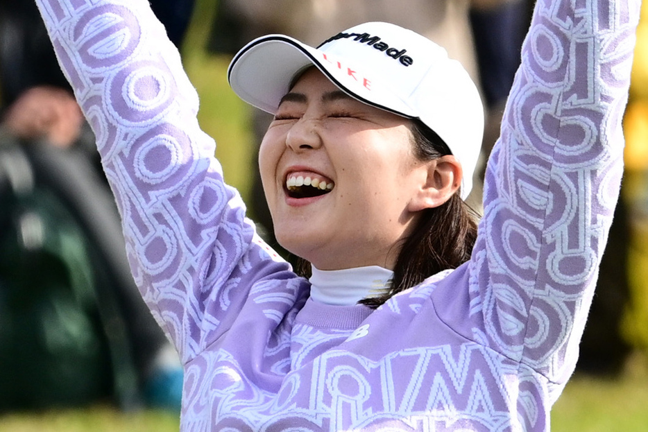 チップインバーディーを決めた山内日菜子　写真：Getty Images