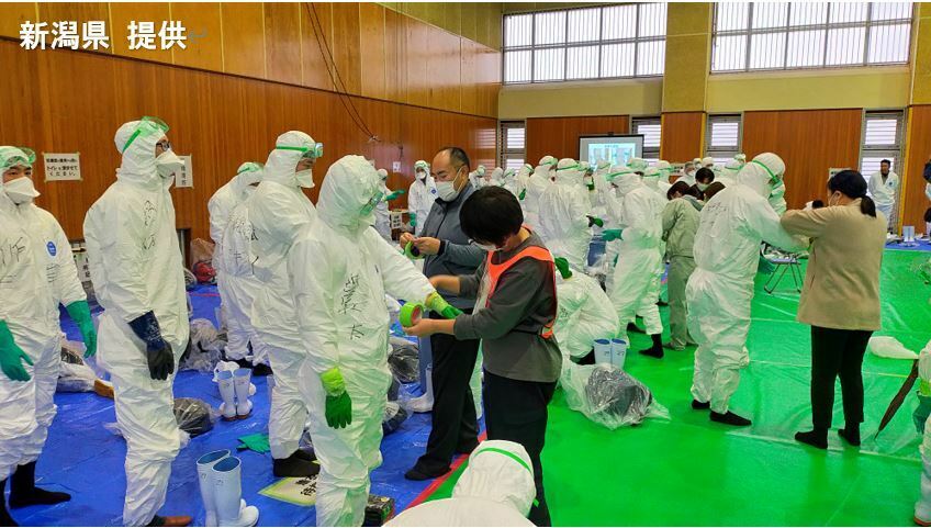 作業に向かう県職員ら（県提供）