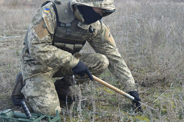 地雷を探索する兵士の様子（画像：ウクライナ国防省／アーミーインフォーム）。