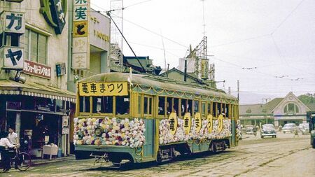 箱根登山鉄道軌道線営業最終日の「電車まつり」。装飾電車の後方に国鉄小田原駅舎が見える＝1956年5月31日 （写真：小田原市立中央図書館所蔵）