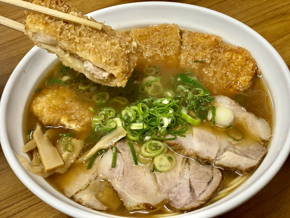 岡山では定番の「かつラーメン」＝「浅月」本店