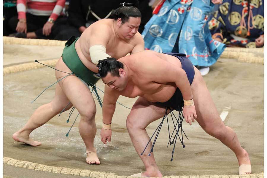 珍しい形で勝負がついた北の若（右）と東白龍の一番【写真：産経新聞社】