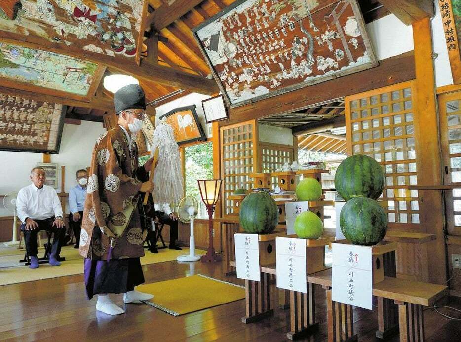 糸井神社で行われたスイカの奉納式（7月、奈良県川西町で）＝町商工会提供