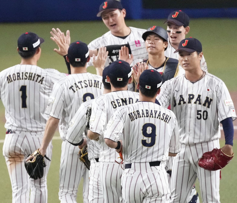 オーストラリアに勝利し、タッチを交わす日本ナイン＝バンテリンドーム