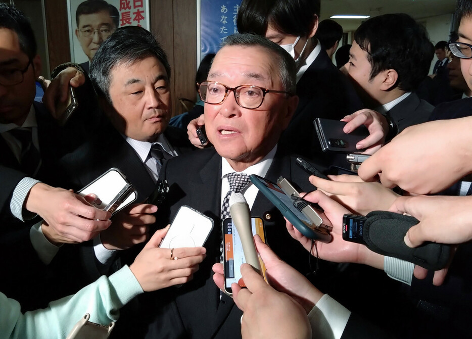 記者団の取材に応じる自民党の宮沢洋一税制調査会長＝２１日、東京・永田町の同党本部