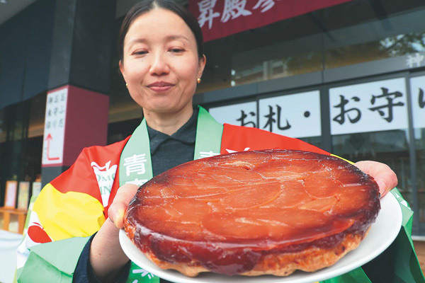 神田明神でタルトタタンの祈願を行った（東京都千代田区で）