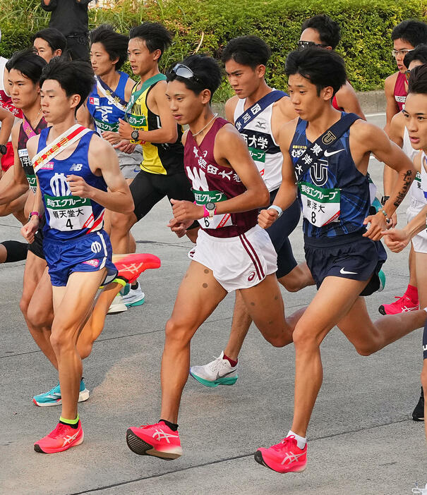 全日本大学駅伝　スタートする早大・間瀬田（中央）ら1区の選手たち（2023年11月5日撮影）