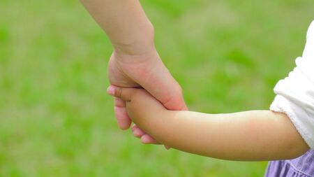 わたしは結婚の成功率より、養子縁組の成功率のほうがずっと高いと思う（写真：スムース／PIXTA）