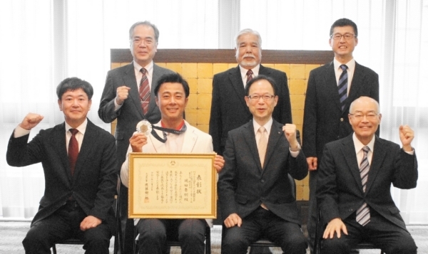 県民表彰を受けた岡田（前列左から2人目）ら＝27日、県庁