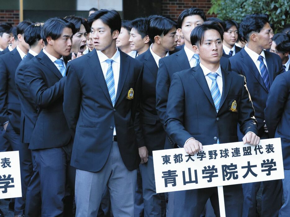 開会式に臨む青学大・佐々木泰（右から２人目）と西川史礁（左）