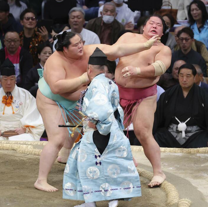 琴桜（左）が押し出しで大栄翔を下す＝福岡国際センター