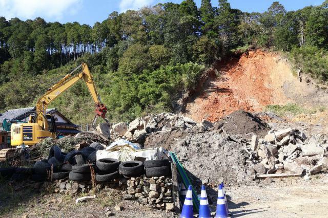 重機が入り応急工事が進む延岡市浦城町の土砂崩れ現場＝２１日午後