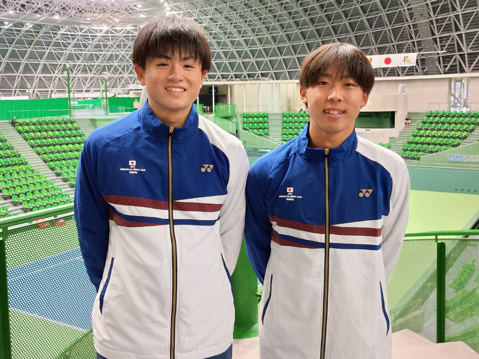 「JOCジュニアオリンピックカップ第45回全日本ジュニア選抜室内テニス選手権大会」（兵庫・ブルボンビーンズドーム）で男子シングルス決勝に進出した土海悠太（関西高校／右）と島笙太（関西高校）（写真提供◎関西テニス協会）