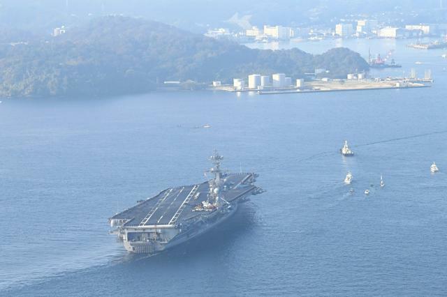 横須賀港に向かう米原子力空母「ジョージ・ワシントン」=2024年11月22日午前8時14分、神奈川県横須賀市沖、朝日新聞社ヘリから、相場郁朗撮影