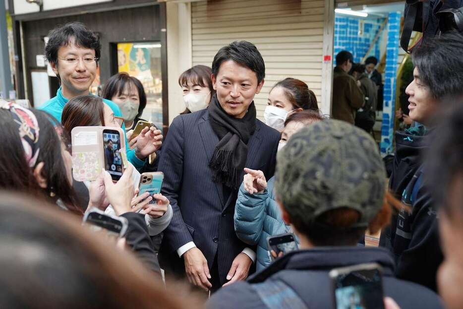 支持者に囲まれる斎藤元彦氏　＝18日午後、神戸市中央区